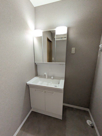 【独立洗面台】 | 宗像市池田　戸建て | 収納力と機能性に優れた三面鏡洗面化粧台です。鏡の裏は収納スペースになっていますので、すっきり清潔に保てます