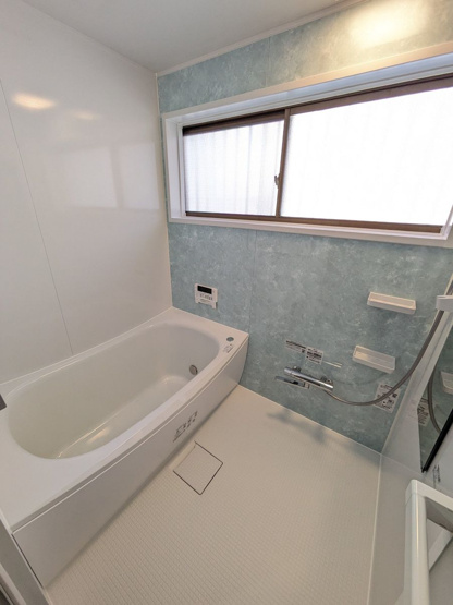 【浴室】 | 宗像市池田　戸建て | 戸建てならではのゆったりしたバスルーム。大きな窓があるのでカビしらずで清潔な状態をキープしやすいです