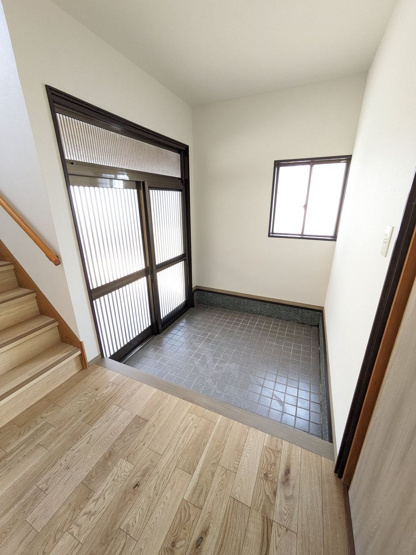 【玄関】 | 宗像市池田　戸建て | 広い玄関スペースはご家族が多いご家庭にもおすすめです