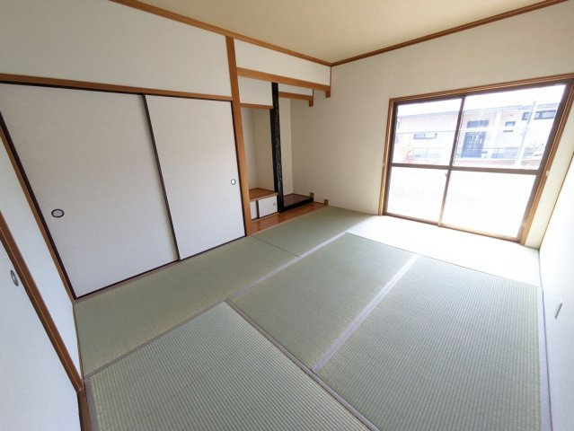 【和室】 | 宗像市池田　戸建て | 玄関からすぐ近く和室。床の間もある本格派で、くつろぎのスペースとしても、客間としても活躍しそうです