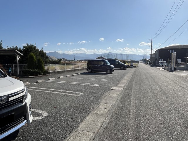 アニュー光の駐車場