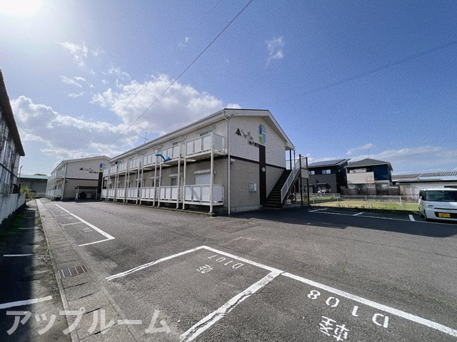 サープラス雉子野Bの駐車場