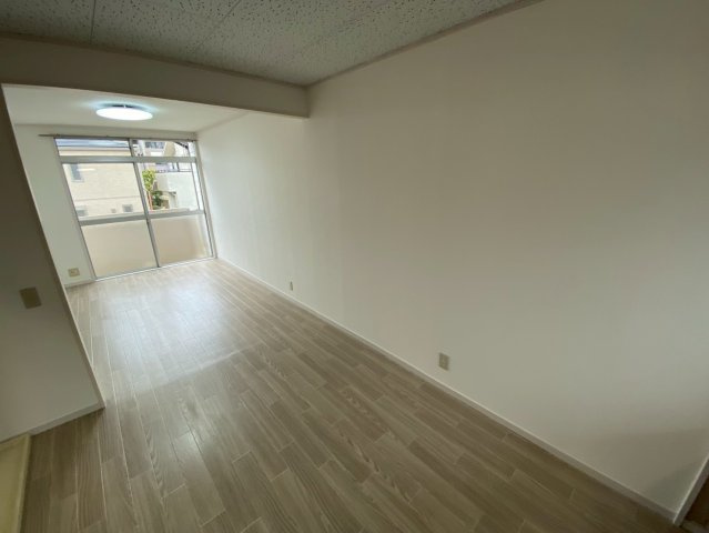 呉川町ハイツの居間・リビング