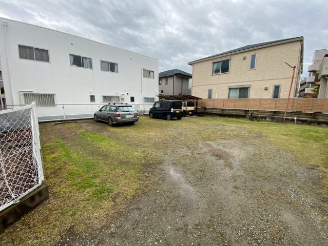 呉川町ハイツの駐車場