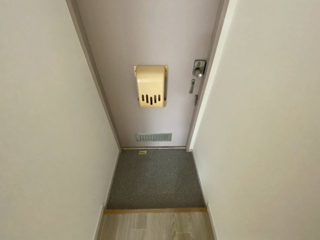 呉川町ハイツの玄関