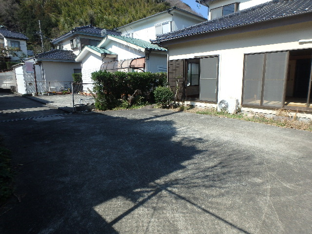 S1593H　6丁目中古住宅の駐車場