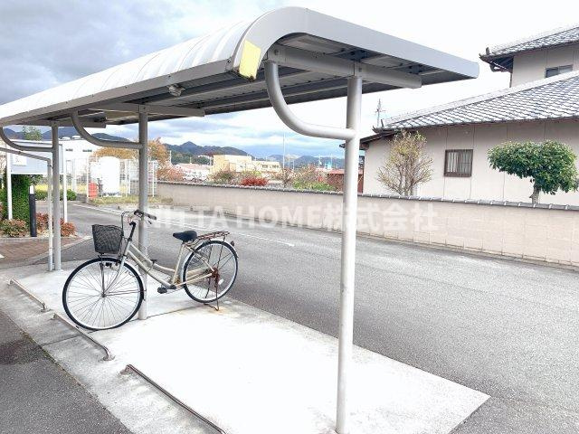プラシード野中Ｂのその他共用部分|屋根付きの駐輪場は無料です★