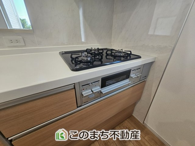 いろどりアイタウン宇都宮市岩曽町24-P1のキッチン|三ツ口コンロ採用で、同時調理もスムーズ◎！お料理を並べられるカウンター付きで、配膳・片付けをサポート！リビングで過ごすご家族とコミュニケーションを楽しみながら作業可能です♪