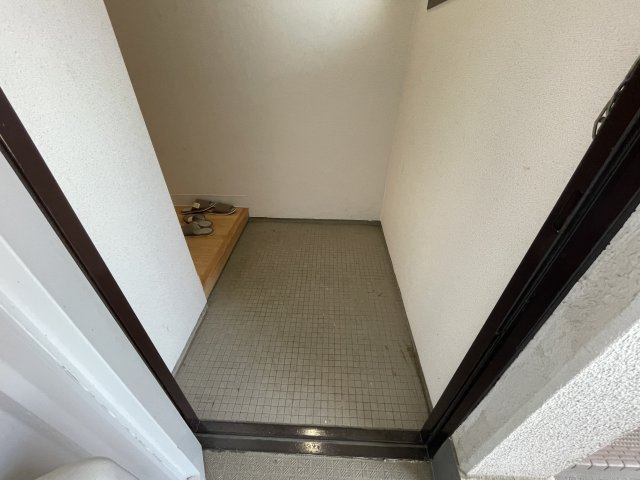 魚住コーポBの玄関