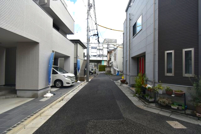 池袋本町2丁目・新築戸建・1号棟の前面道路含む現地写真