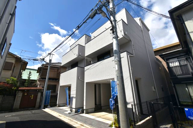 池袋本町2丁目・新築戸建・1号棟の前面道路含む現地写真