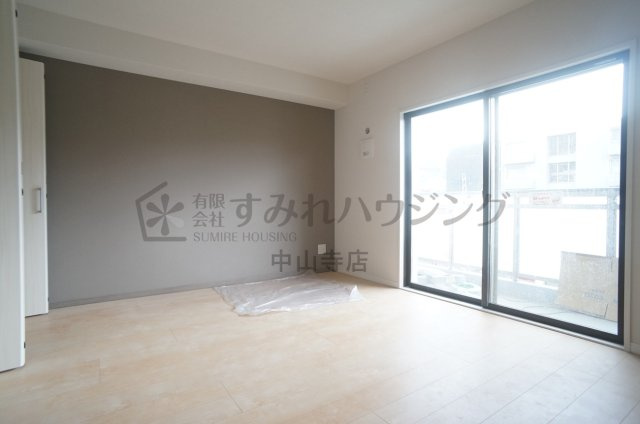 エルピスN5の寝室|工事途中の室内写真でございます。
参考、同建物・反転間取りの号室