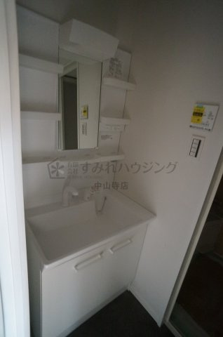 エルピスN5の洗面所|工事途中の室内写真でございます。
参考、同建物・反転間取りの号室