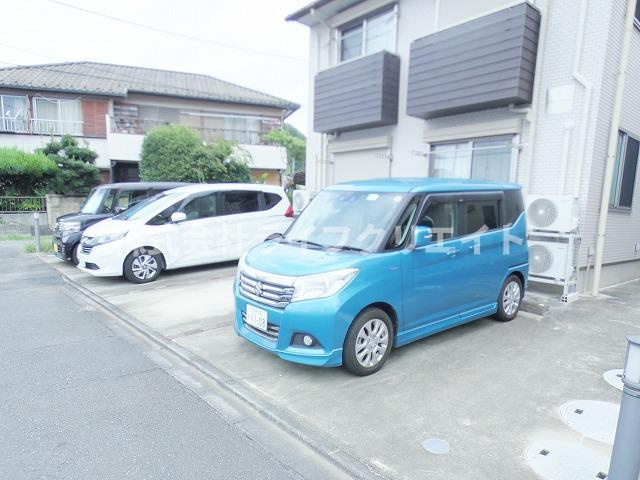 メゾンシープの駐車場