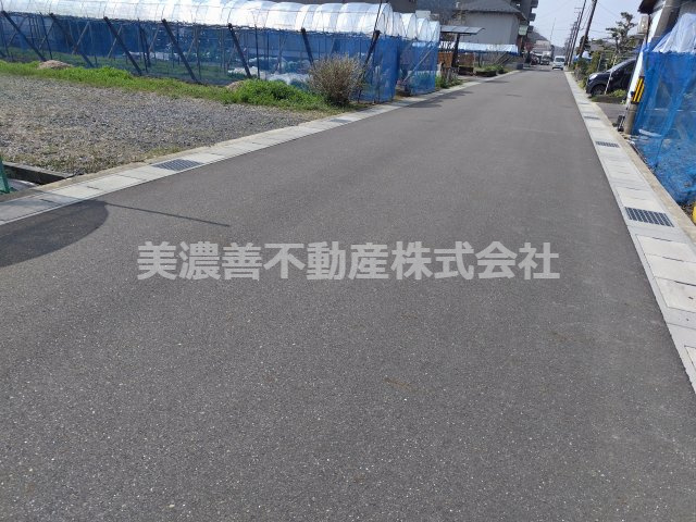６５１３７　岐阜市雄総柳町土地の前面道路含む現地写真
