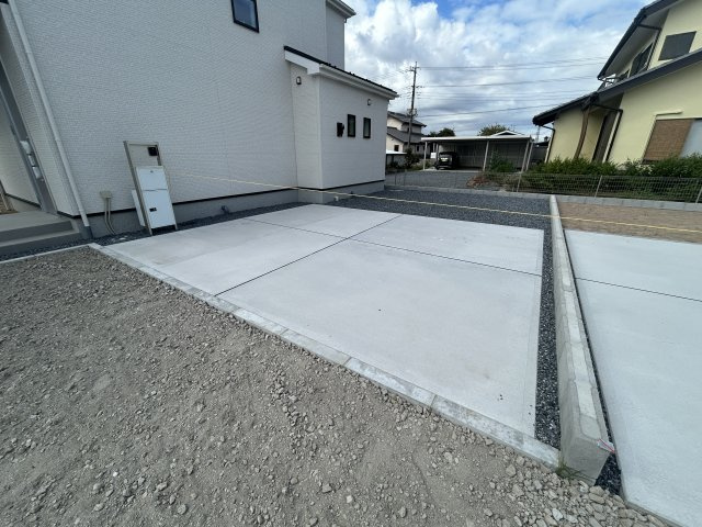 新築　高崎市新保田中町24-1期　LIGNAGE　2号棟の駐車場|現地写真　駐車スペースは並列2台分可能です！
