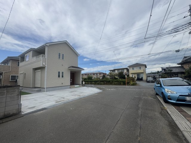 新築　佐波郡玉村町福島2期　Heartful　Town　１号棟の前面道路含む現地写真|現地写真　東側接道幅員約6.1ｍ　北側接道幅員約4.6ｍ	