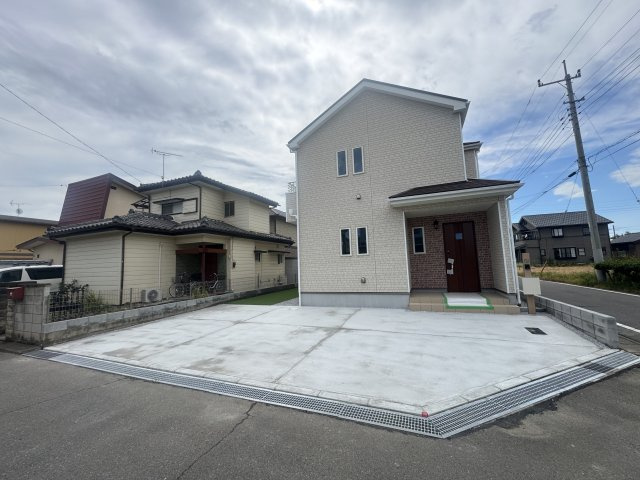 新築　佐波郡玉村町福島2期　Heartful　Town　１号棟の駐車場|現地写真　駐車スペースは並列3台分可能です！
