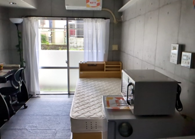 【洋室】 | アートイン八王子 | 洋室のメリットは重い家具が置きやすく、身の回りが整理しやすいことです。 床がフローリングのため畳とは異なり凹みにくいです。 クローゼットなど収納が豊富で、普段使わない旅行カバンや服の整頓も簡単にです。