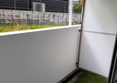 【バルコニー】 | アートイン八王子 | バルコニーは、室外の専用スペースのうち、「屋根がなく開放された空間」であるものを指します。ベランダより広いタイプのものが多く、日当たりもよいため家庭菜園などを楽しみたい人にとって適した環境となります。