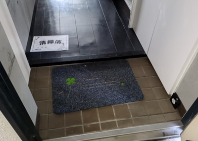 【玄関】 | アートイン八王子 | 玄関は家の顔でもあり、家族以外の目にも止まる場所です。玄関は外との間を仕切る扉、靴などをしまっておく収納スペース、靴脱ぎのたたきスペース、来客とのやり取りをするドアホンなど複数のアイテムからなります。