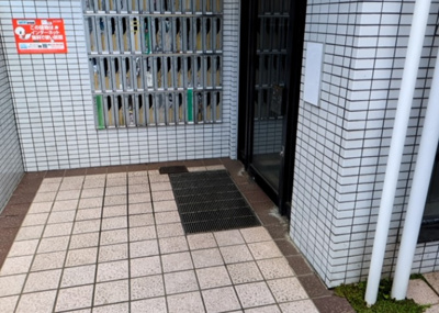 【エントランス】 | アートイン八王子 | マンションのエントランスには、もともと風よけや防犯の役割がありますが、マンションによって宅配ボックスなどの設備が備わっている所もあります。日々の生活をイメージしながら生活しやすさをチェックしましょう。