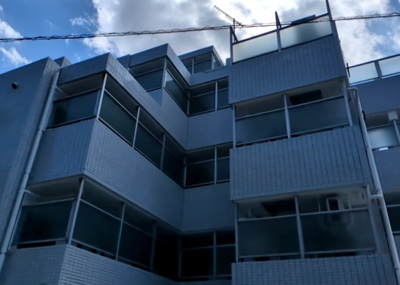 【現況写真】 | アートイン八王子 | 外観はマンション管理がされているかの目安になります。築年数が古いと、壁面は劣化してひび割れが生じることも！建物が古びていても細かいところが修繕されていると、きちんと管理されているなぁと感じるでしょう。