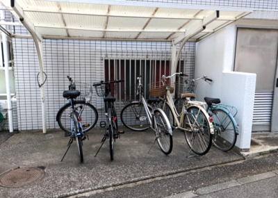 【駐車場】 | アートイン八王子 | 車一台あたりに必要なスペースは、標準サイズの普通自動車で横幅2m50cm、長さ5mは必要になります。ただし、乗降のことも考慮して横幅3m30cm、長さ5m50cmほどは確保できるところを選びましょう。