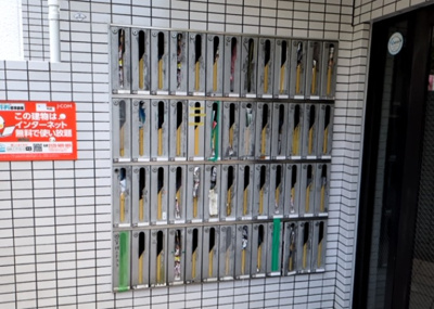 【設備】 | アートイン八王子 | エントランス付近に設置されている集合ポストは、住んでいる部屋と離れているため、ポストをあさるなど誰かに何かされていても被害に気づきにくいです。入居する時には他人に特定されにくい番号で鍵をかけましょう！