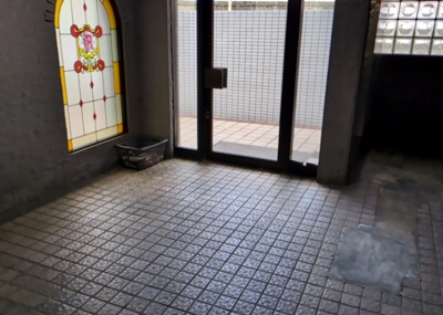 【ロビー】 | アートイン八王子 | ロビーというと、エントランスと何がちがうの？と思いますよね。実はロビーとエントランスには明確な決まりはありません。物件によっては、エントランスを入って広がるある程度の広さのある空間がロビーとなります。