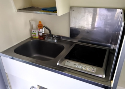 【キッチン】 | アートイン八王子 | 標準的なシステムキッチンの横幅は、165cm～300cm程度です。2100・2400・2550・2700などミリ単位で表記されます。普段どのように料理をするのかを想定しながら合ったサイズを選びましょう