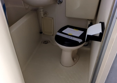 【トイレ】 | アートイン八王子 | トイレは大きさや形、機能、抗菌性などが異なる多種多彩なタイプが各メーカーから出ています。それぞれに良さがあるため、事前にどういったタイプのトイレがいいのかをご家庭内で決めて、内見に行くといいでしょう。