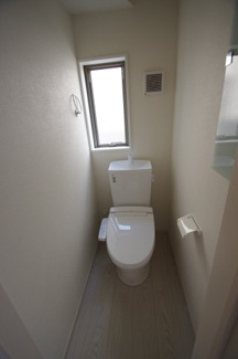 【トイレ】 | 【仲介手数料無料！！】稲城市平尾2丁目　新築戸建て（全2棟）2号棟　5099万円