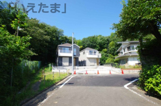 【前面道路含む現地写真】 | 【仲介手数料無料！！】稲城市平尾2丁目　新築戸建て（全2棟）2号棟　5099万円