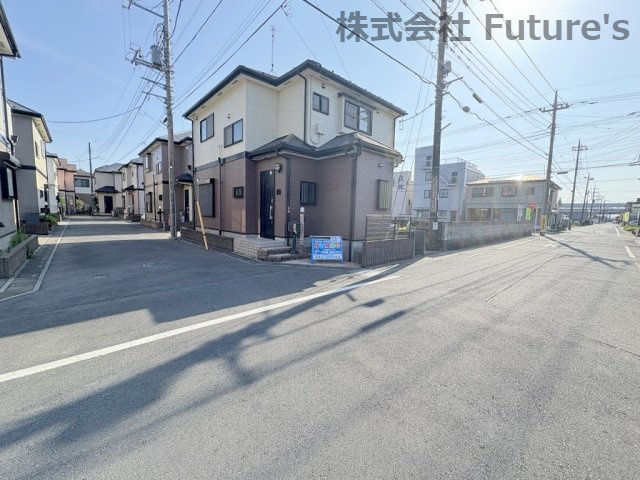 三郷市鷹野3丁目　中古戸建の前面道路含む現地写真|前面道路含む現地写真です。