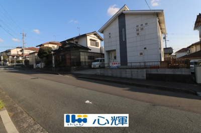 【前面道路含む現地写真】 | 宇部市ひらき台１丁目中古2階建 | 明るい日差しが差し込む現地。車もゆったり駐めることが出来ます。ぜひ現地をご覧下さい。
