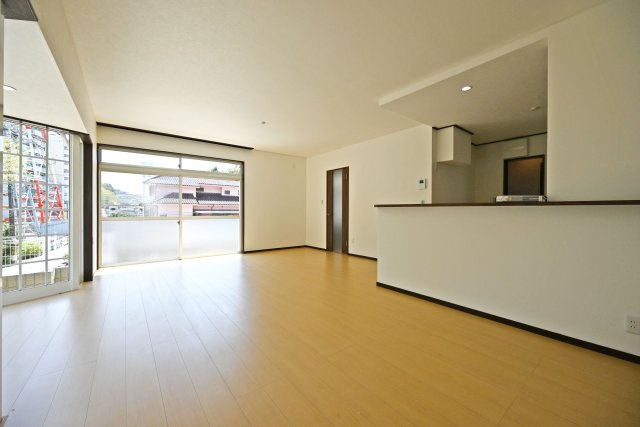 宝塚市中筋山手5丁目中古戸建│3LDK+駐車1台可（ビルトインガレージ）の居間・リビング|1階LDKの内観写真です。
家具の配置がしやすいリビングは実生活が想像しやすい形状になっています。