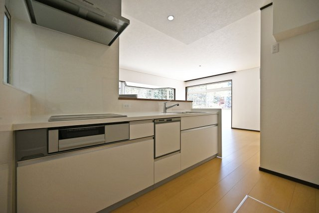 宝塚市中筋山手5丁目中古戸建│3LDK+駐車1台可（ビルトインガレージ）のキッチン|1階キッチン奥側から撮影した内観写真です。 機能性充実対面式キッチン。3口コンロと魚焼きグリルがあるのでお料理の幅が広がります。