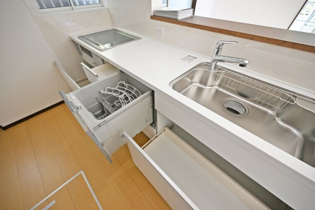 宝塚市中筋山手5丁目中古戸建│3LDK+駐車1台可（ビルトインガレージ）のキッチン|天板とワークトップ下の収納は満足のいくスペースが備わっています。 大きな鍋などもゆったりと収納いただけます。食洗機が備えられています。