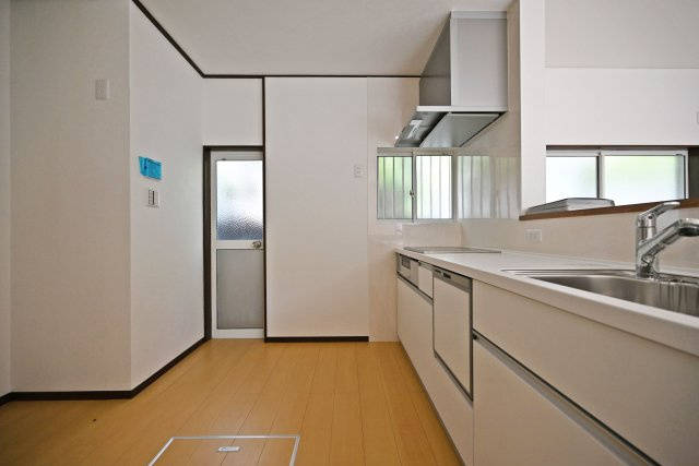 宝塚市中筋山手5丁目中古戸建│3LDK+駐車1台可（ビルトインガレージ）のキッチン|1階キッチンの内観写真です。 キッチンに窓が設けており、調理で煙だらけになってもすぐに換気できます。