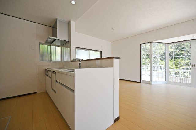 宝塚市中筋山手5丁目中古戸建│3LDK+駐車1台可（ビルトインガレージ）のキッチン|1階キッチンユニット越しに撮影した内観写真です。対面式キッチンを採用しているため視界は広く、ご家族間やご来訪者とのコミュニケーションも一体的に取り易くなっております。