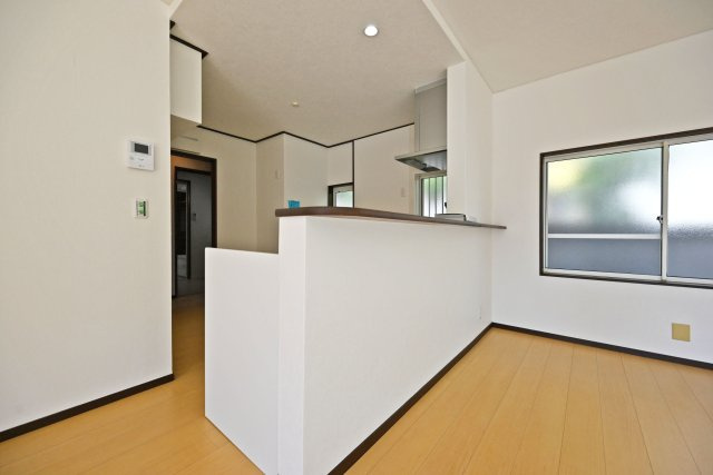 宝塚市中筋山手5丁目中古戸建│3LDK+駐車1台可（ビルトインガレージ）のキッチン|キッチンカウンターがあるので配膳や後片付けがラクに済みます。