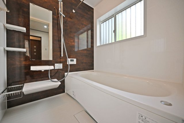 宝塚市中筋山手5丁目中古戸建│3LDK+駐車1台可（ビルトインガレージ）の浴室|1階浴室の内観写真です。 1坪超の小窓付きで広々としており、1日の疲れをしっかり癒せる空間となっております。