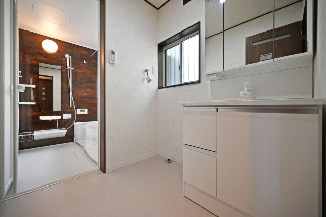 宝塚市中筋山手5丁目中古戸建│3LDK+駐車1台可（ビルトインガレージ）の独立洗面台|1階洗面台は3面鏡裏収納付きのドレッサーを採用しています。小窓も設けているため、電気乾燥機等によりこもる湿気もしっかり排出できます。