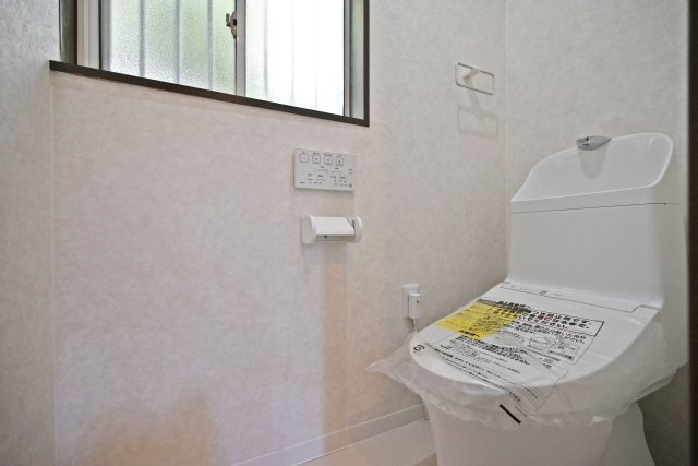 宝塚市中筋山手5丁目中古戸建│3LDK+駐車1台可（ビルトインガレージ）のトイレ|1・2階に1か所ずつウォッシュトイレを導入しています。