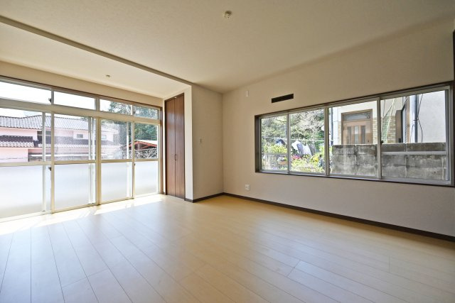 宝塚市中筋山手5丁目中古戸建│3LDK+駐車1台可（ビルトインガレージ）の洋室|1階主寝室想定に入ってすぐの内観写真です。 2面採光につき光を多く取り入れる事ができますので 室内大変明るい空間となっております。