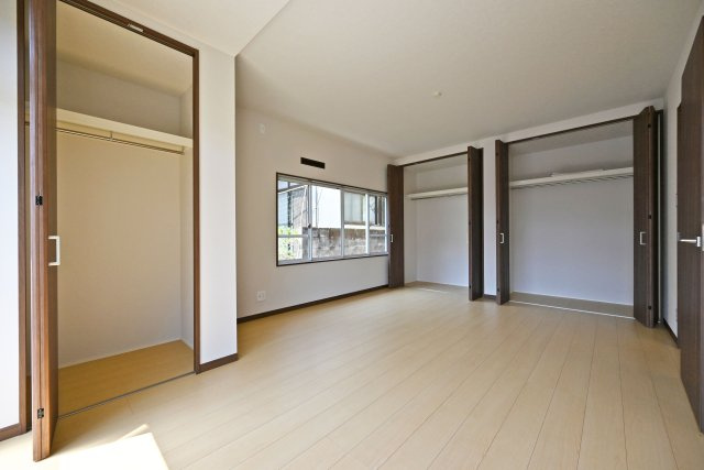 宝塚市中筋山手5丁目中古戸建│3LDK+駐車1台可（ビルトインガレージ）の洋室|-1階主寝室- 収納庫内には枕棚とハンガーレールを配置しています。