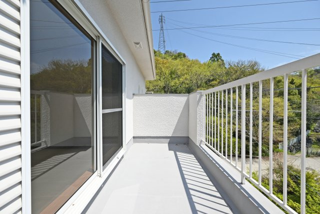 宝塚市中筋山手5丁目中古戸建│3LDK+駐車1台可（ビルトインガレージ）のバルコニー|2階南面バルコニーです。