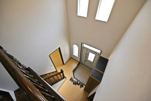 宝塚市中筋山手5丁目中古戸建│3LDK+駐車1台可（ビルトインガレージ）の玄関|2階から撮影した玄関内観写真です。
上部吹抜けで明るく開放感のある空間です。