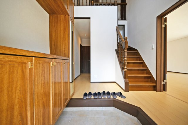 宝塚市中筋山手5丁目中古戸建│3LDK+駐車1台可（ビルトインガレージ）の玄関|1階玄関に入ってすぐの内観写真です。左側にシューズボックスが配置されています。玄関収納の上にはお気に入りのインテリアも置くことが出来ます。
